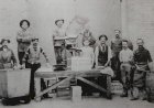 1900 - Operários italianos da fábrica de óleo das Indústrias Matarazzo: pobreza