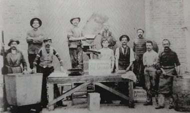 1900 - Operários italianos da fábrica de óleo das Indústrias Matarazzo: pobreza