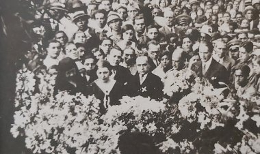 1930 - Getúlio Vargas e Oswaldo Aranha no túmulo de João Pessoa. Começa o Levante.